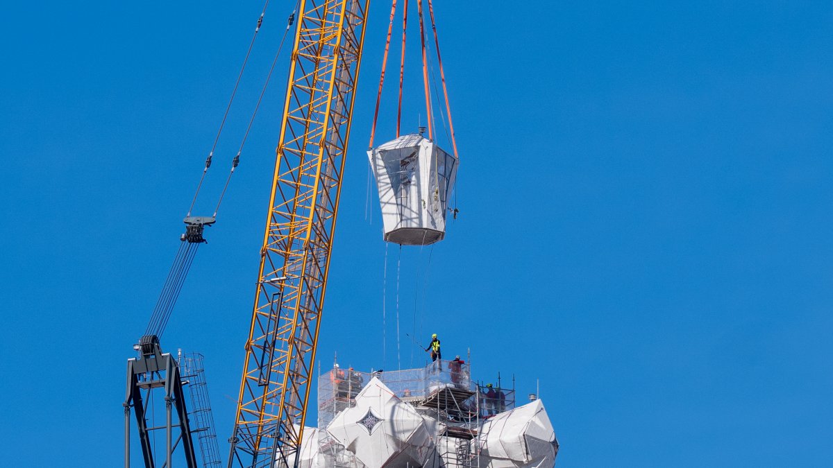 La grua col·locant el braç superior de la Torre de Jesús de la Sagrada Família.