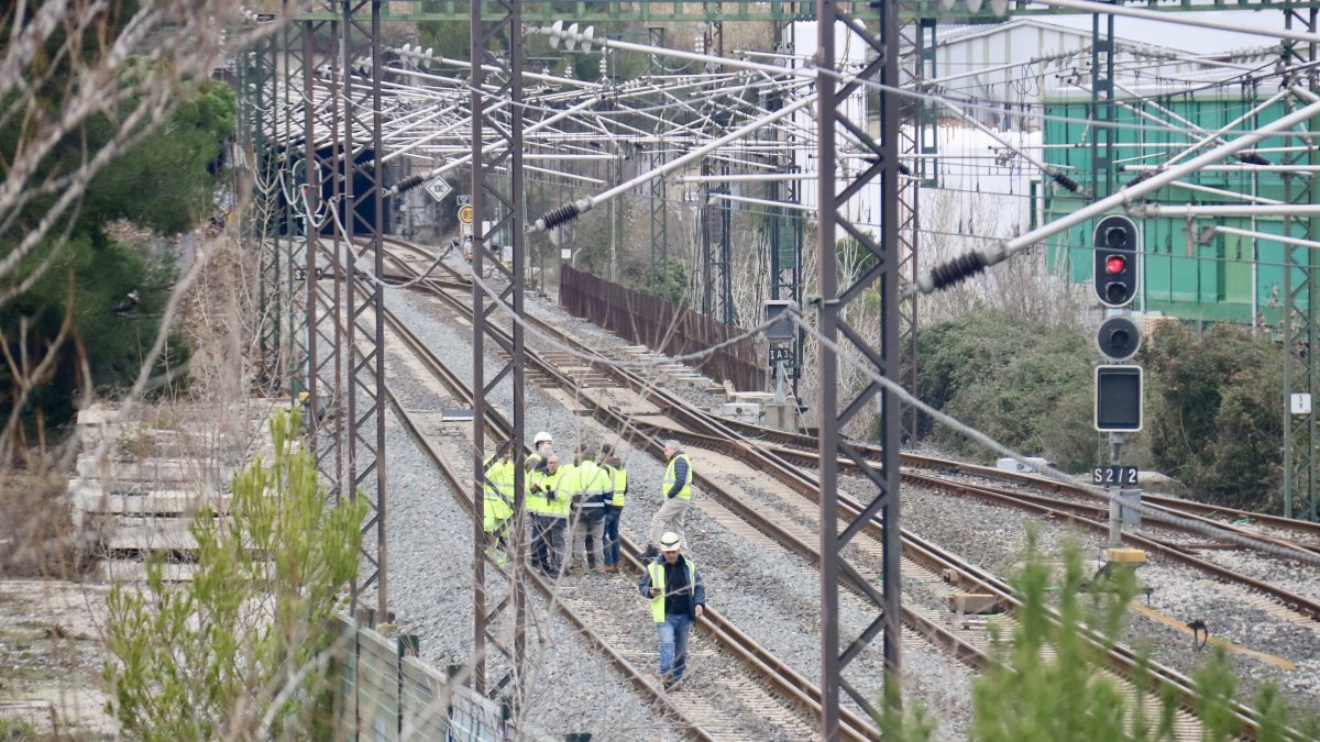 Personal técnico trabajando en la zona acceso al túnel de Rubí
