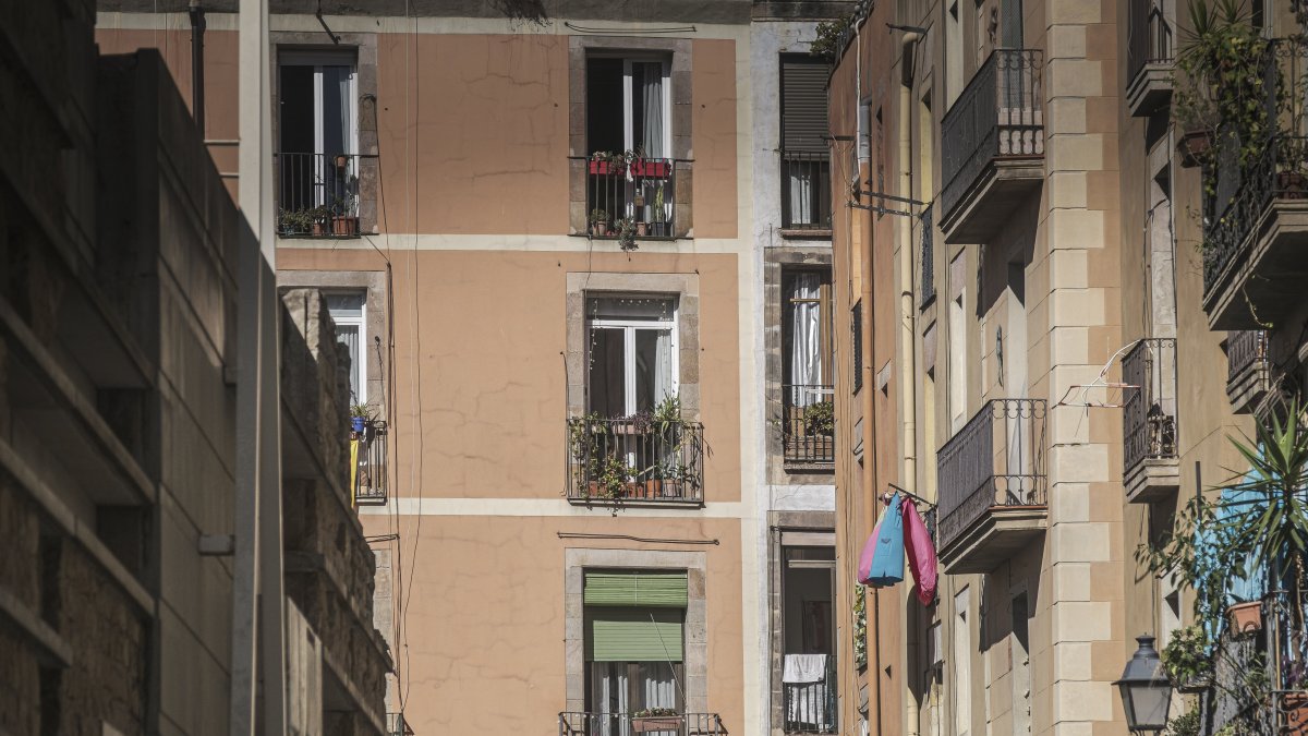 Balcons amb roba en un carrer de Barcelona