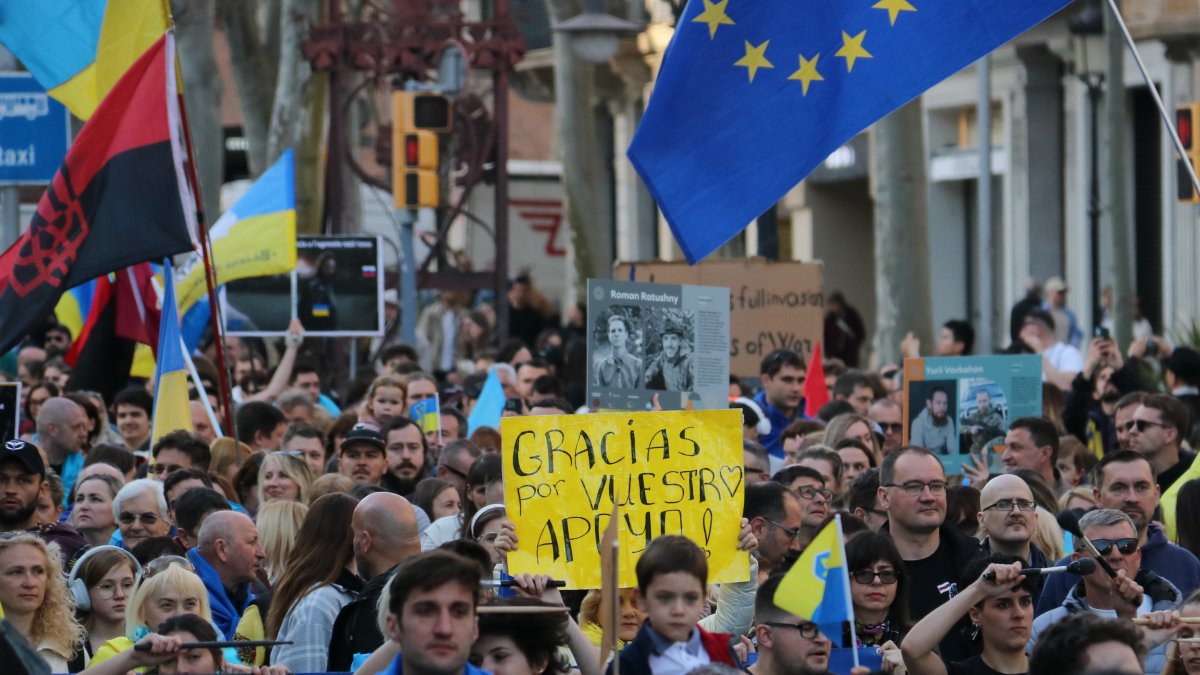 La comunitat ucraïnesa es manifesta a Barcelona pels 4 anys de l'inici de la invasió