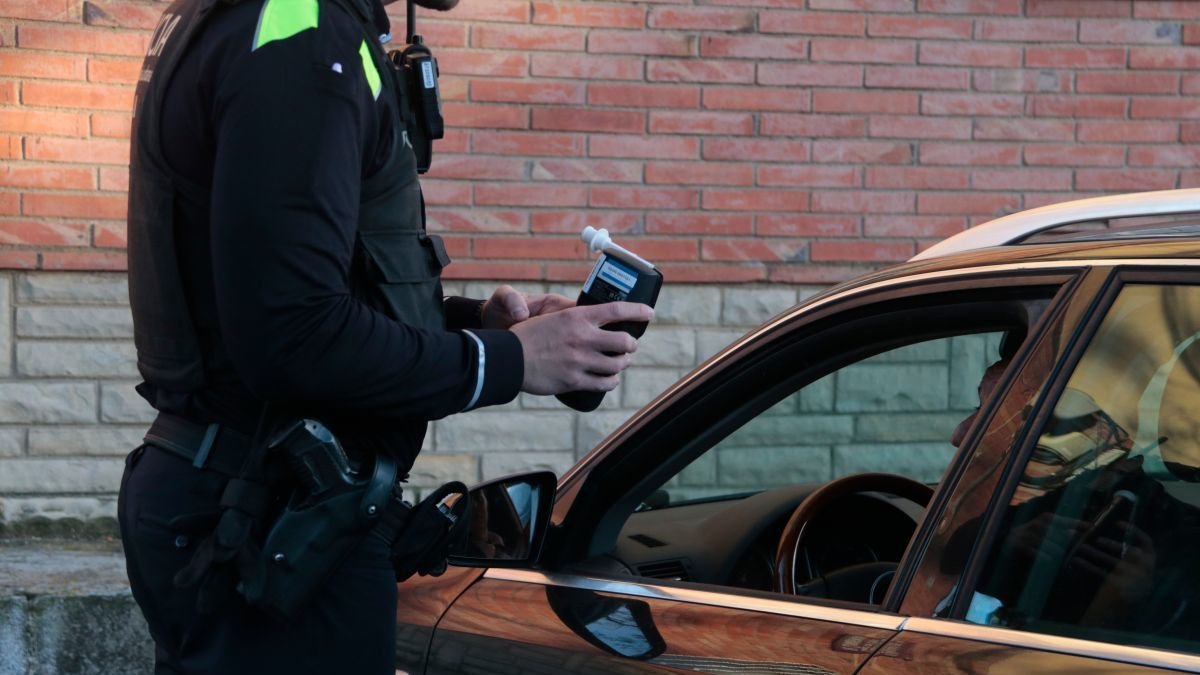 Fotografia d'un agent de la Guàrdia Urbana de Reus durant el dispositiu Kanpai a Reus del passat divendres.