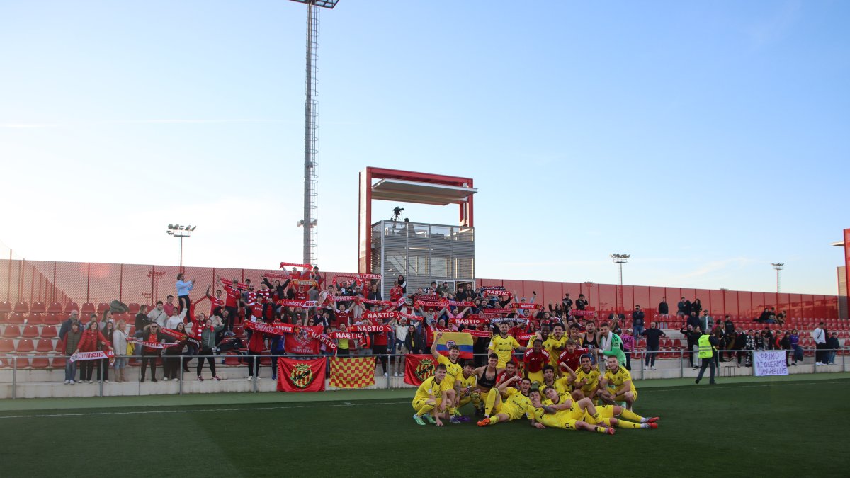 Els jugadors del Nàstic amb l'afició desplaçada.