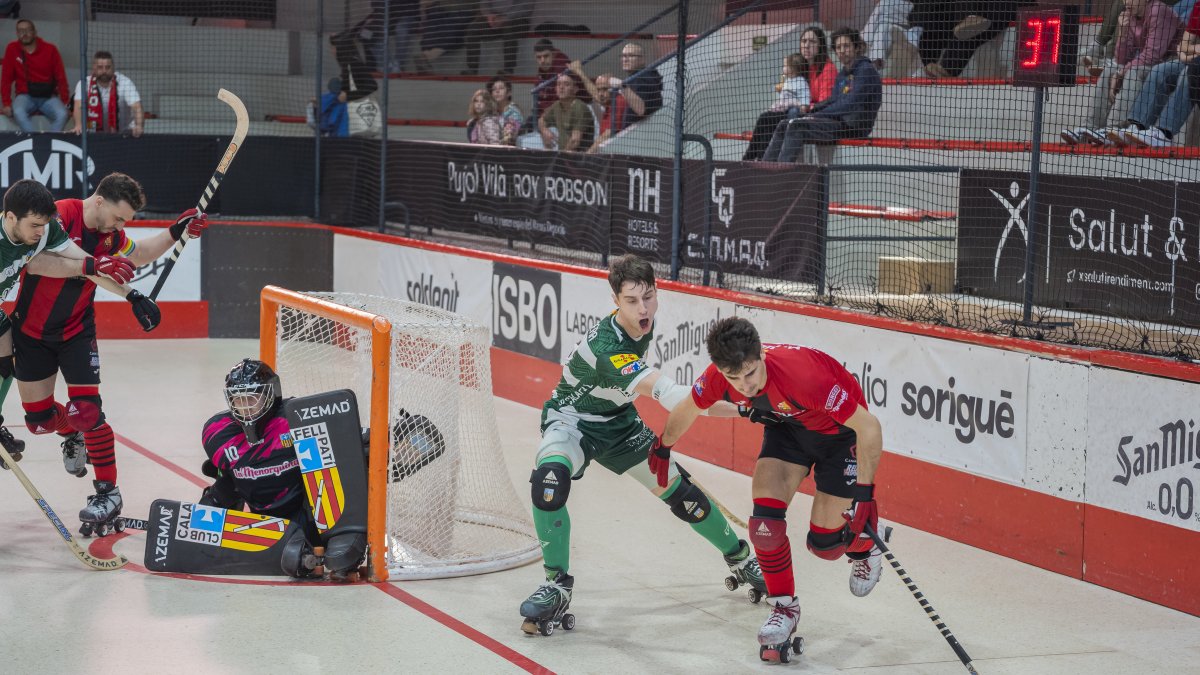 Marc Julià (Reus) buscant el forat mentre és defensat per Sergi Folguera (Calafell).