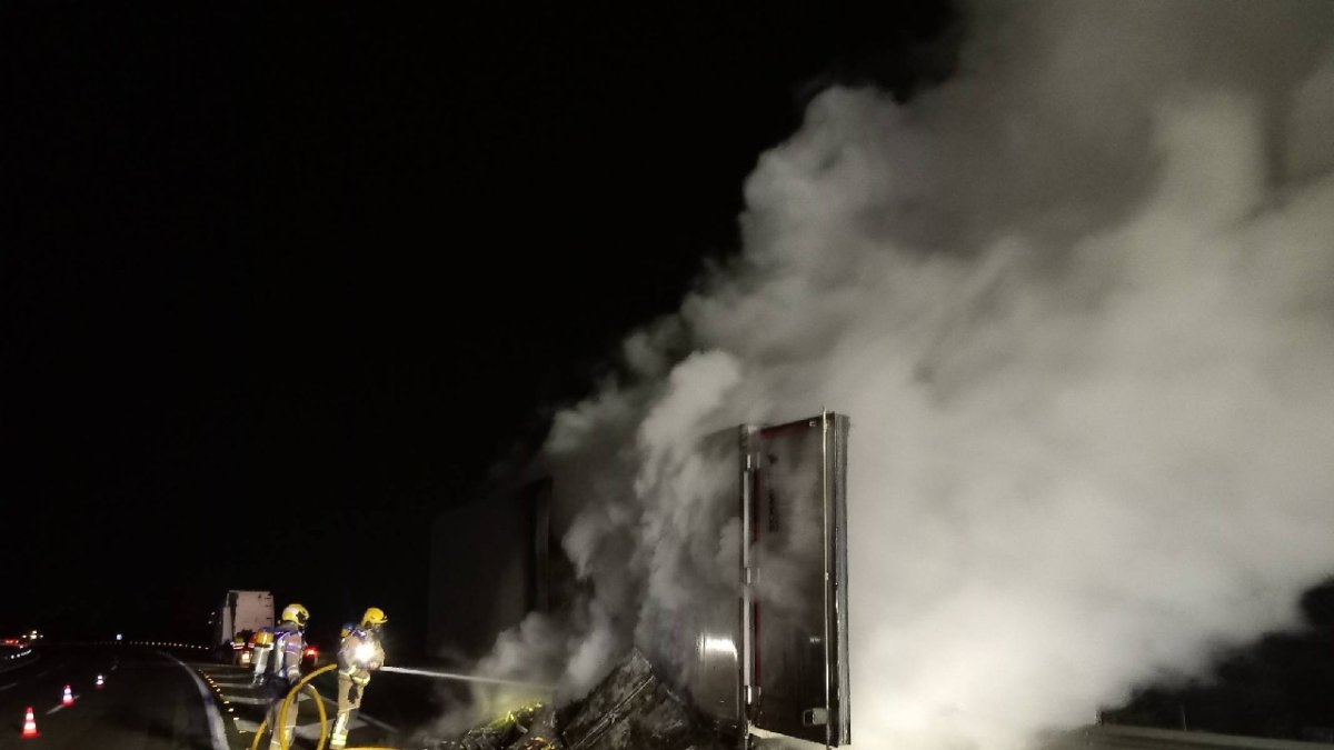 Los bomberos han conseguido separa la caja de la tractora.