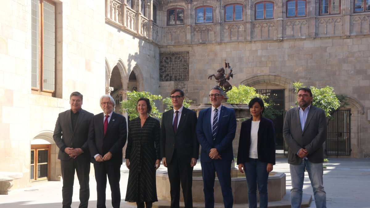 El presidente de la Generalitat, Salvador Illa, escenifica un pacto para los presupuestos con los líderes de Pimec, Fomento del Trabajo, CCOO y UGT.
