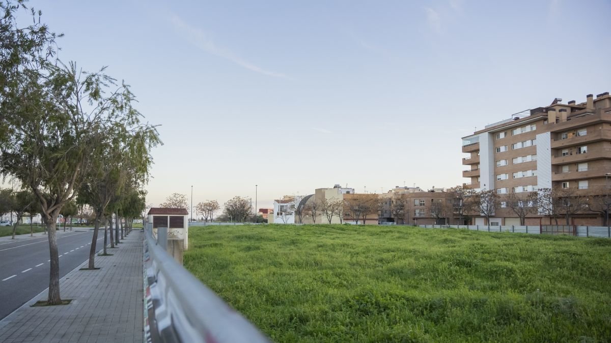 L'illa està delimitada pels carrers de Joan Salvat Papasseit, de Manuel de Pedrolo, de Manuel Hugué i de l'Escultor Juli Antoni.