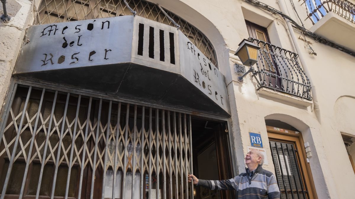 Fotografia del Mesón del Roser de Reus amb el seu responsable i cuiner, Joan Musté, que es jubila aquest dissabte.