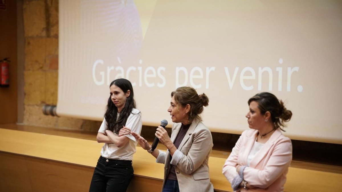 Les tres impulsores de l’associació El Luto a través de la Cultura durant un esdeveniment