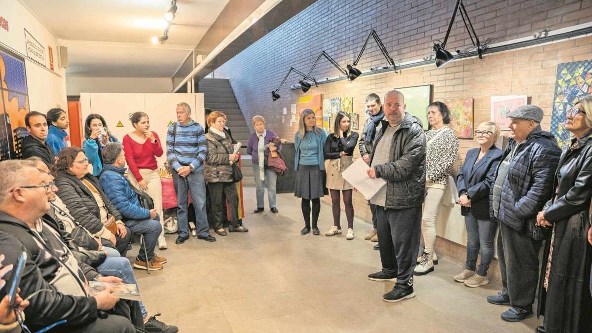 La inauguració va comptar amb la presència d’artistes i usuaris de La Muralla.