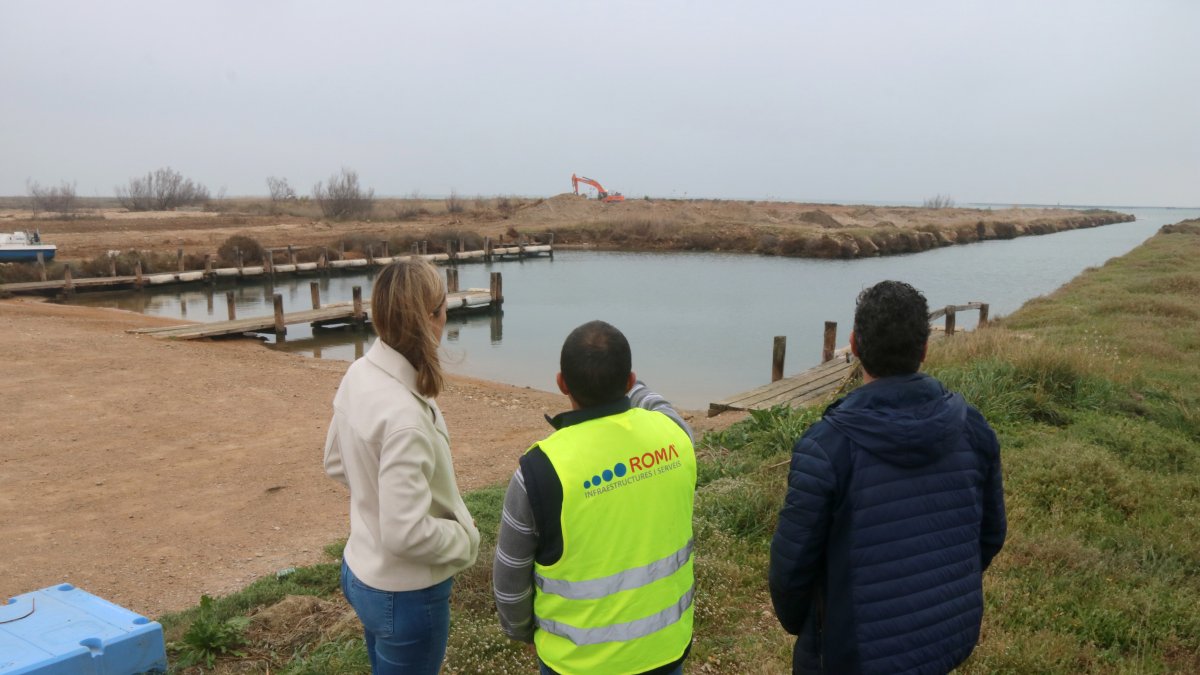 Accés dels pescadors esportius a la badia dels Alfacs des de l'antiga piscifactoria de l'illa de Gaita, al Delta de l'Ebre.