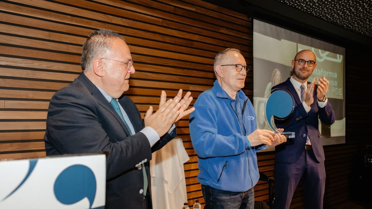 Manolo Tomàs rep el Premi Valor Ebrenc 2025 a Tortosa.