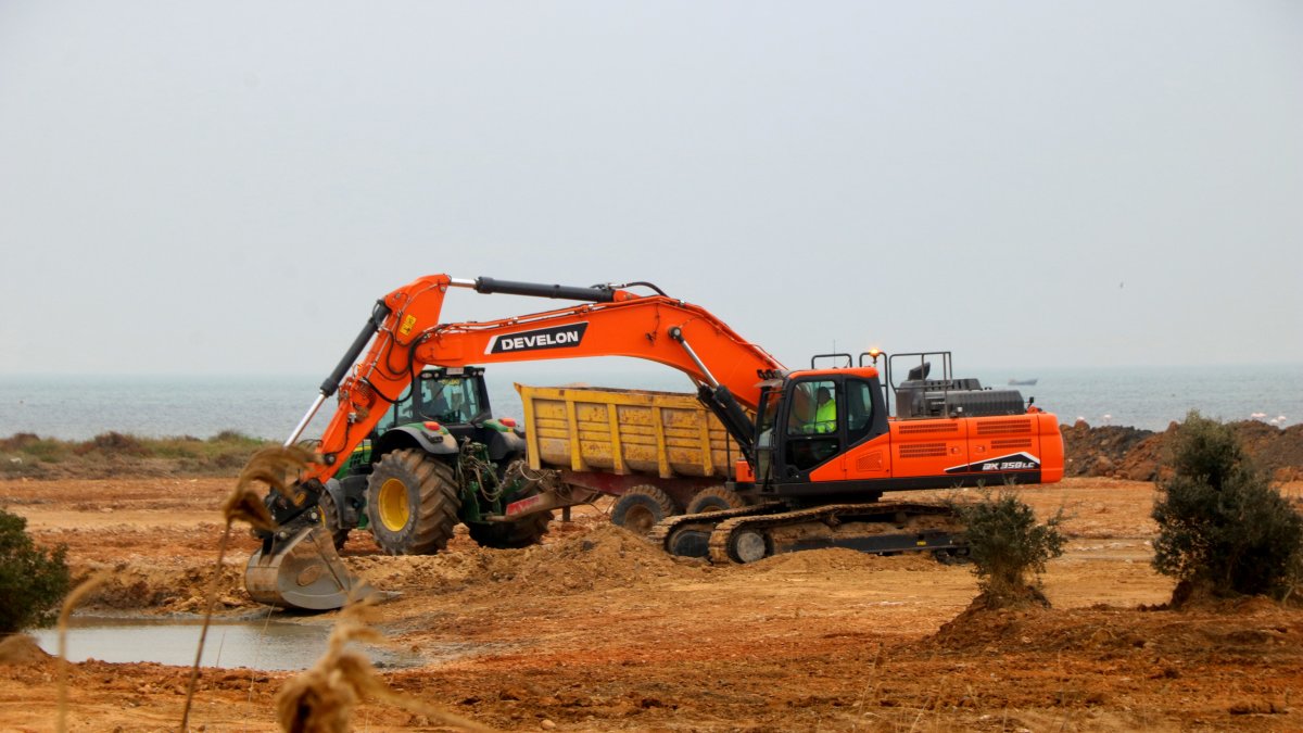 Una retroexcavadora trabajando en la renaturalización de la antigua piscifactoría de la isla de Gaita, en el delta de l'Ebre.