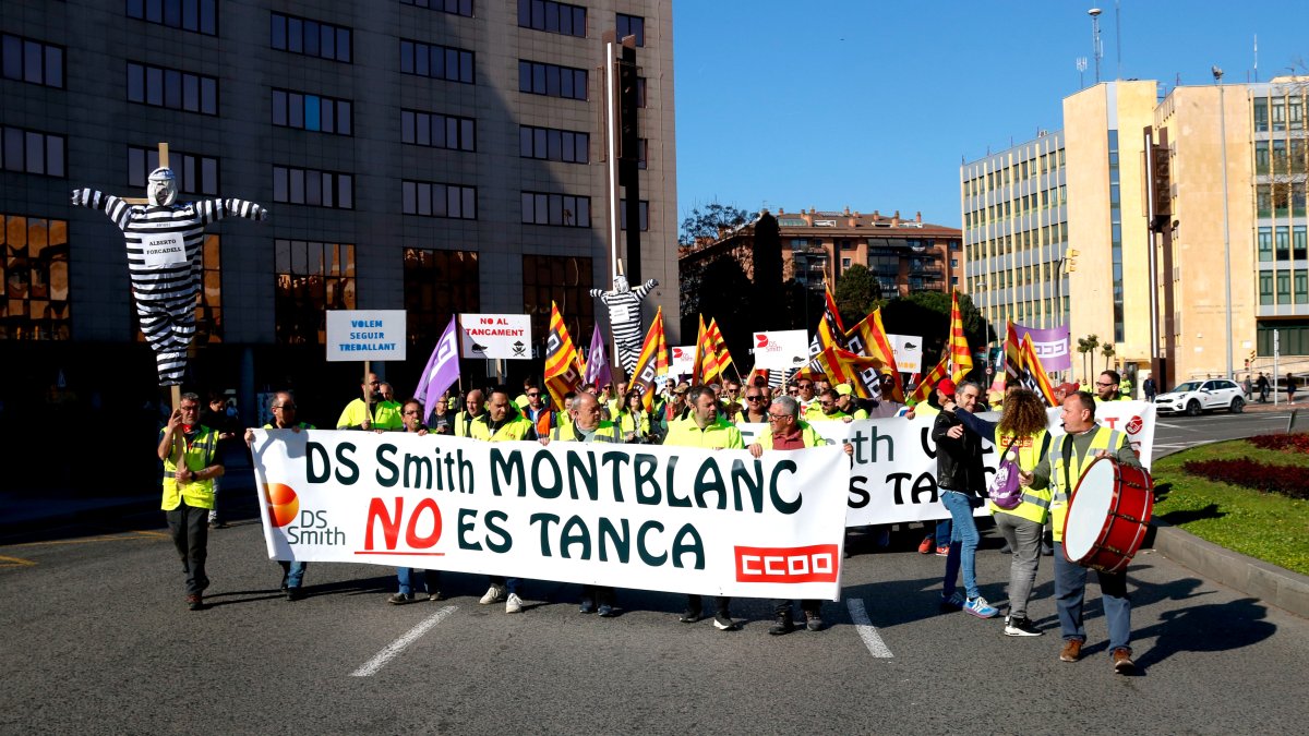Trabajadores de Intenrational Paper se manifiestan en la plaza Imperial Tarraco de Tarragona