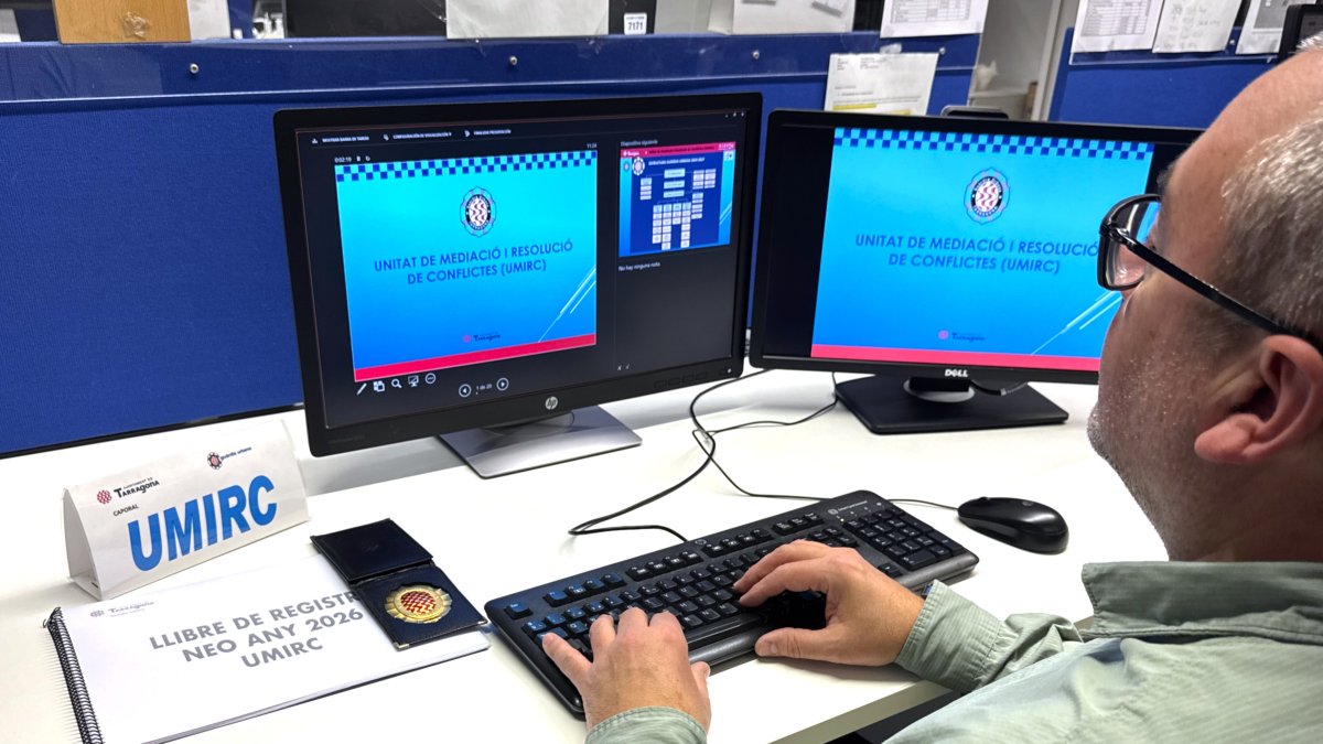 Un agente de la UMIRC en la comisaría de la GUT.