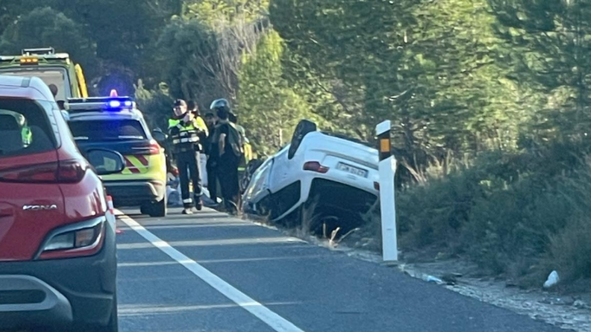 Imagen del vehículo volcado en la N-240 en Tarragona
