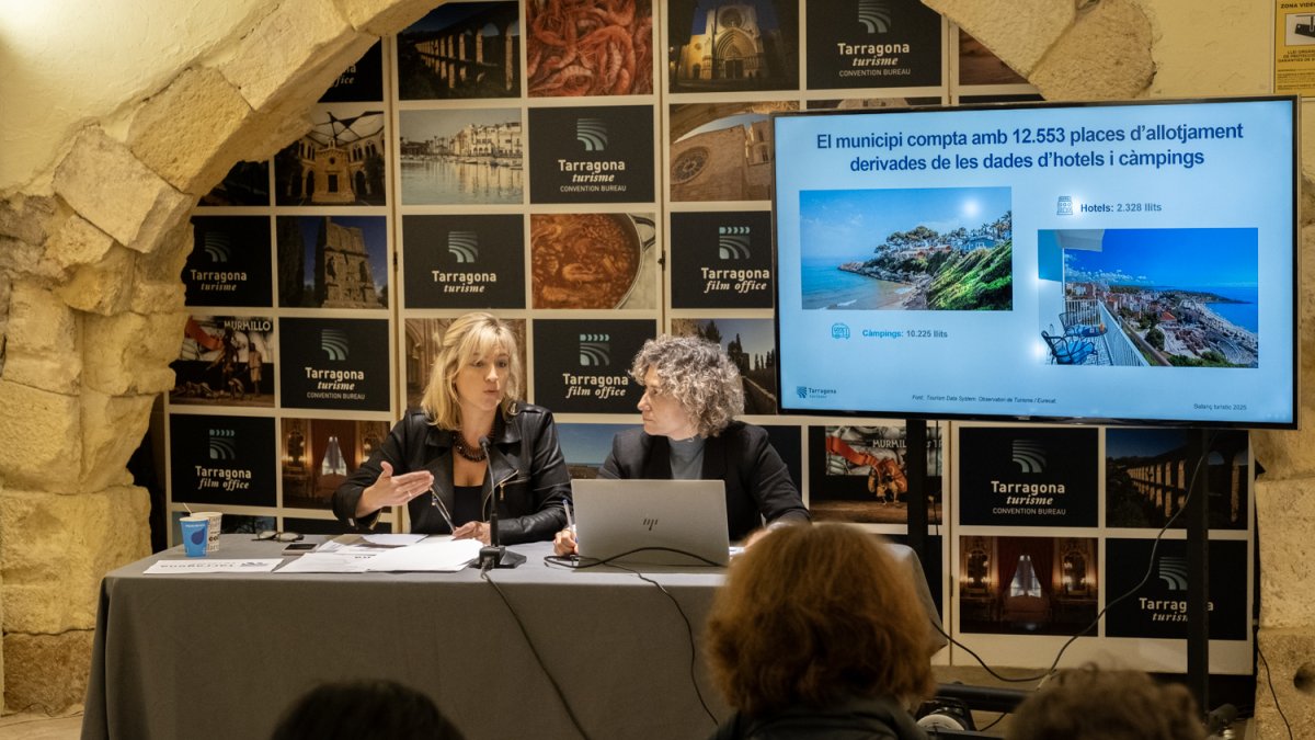 La consellera de Turisme, Montse Adan, i la tècnica del Patronat Municipal de Turisme Joana Conesa.