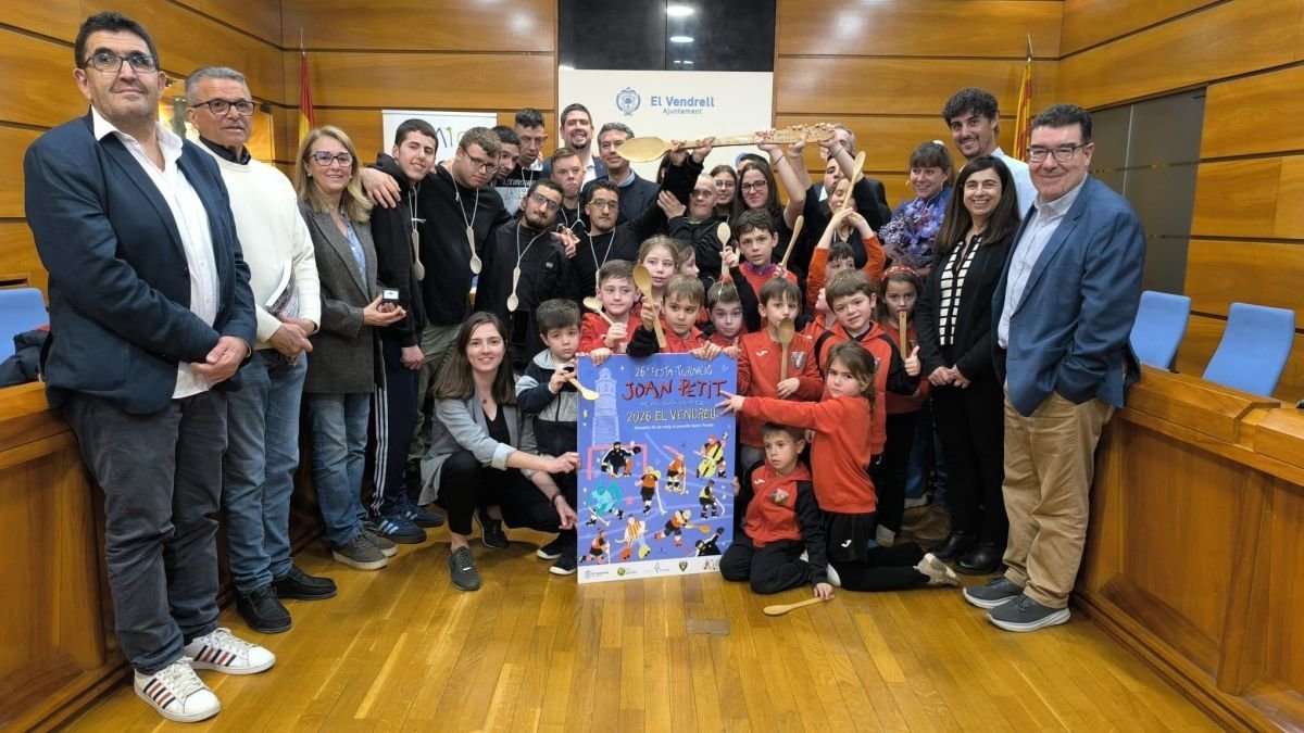 L'equip de govern, participants i organitzadors amb les culleres.