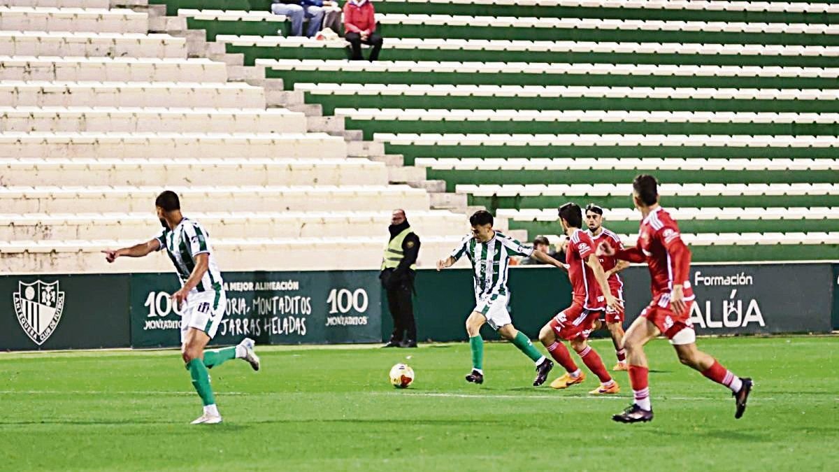 Los jugadores del Nàstic persiguiendo a un atacante del Antequera durante el partido de la primera vuelta.