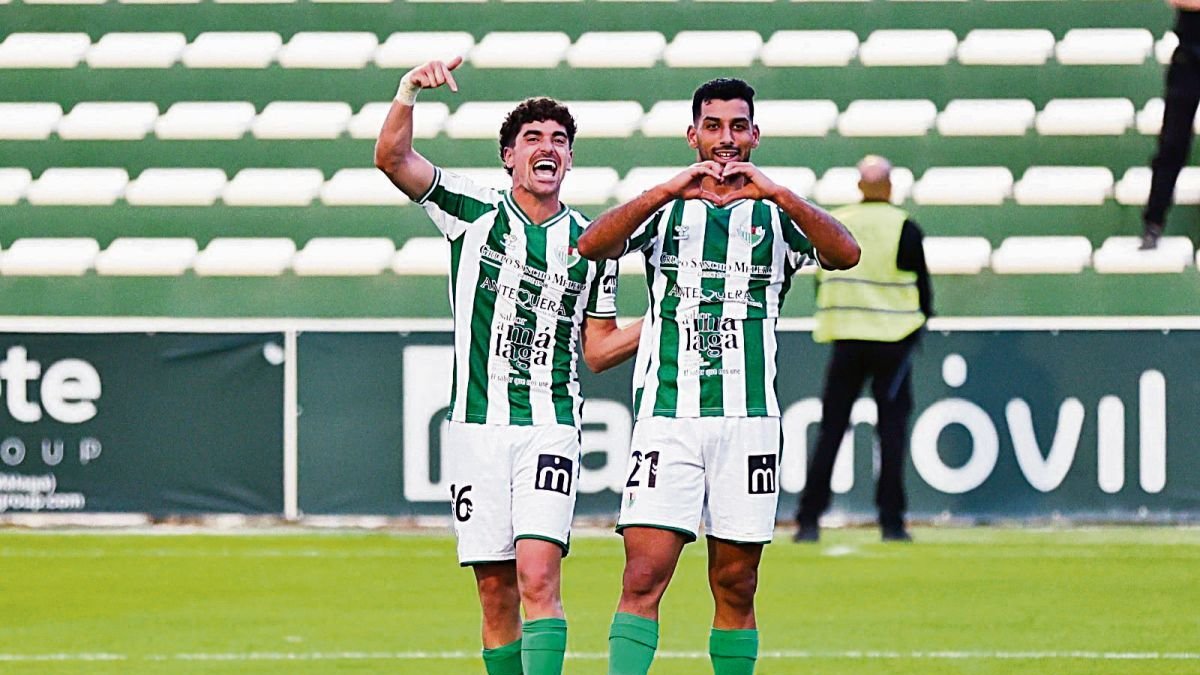 El jugador del Antequera Osama Chit celebrando un gol esta temporada con el club andaluz.