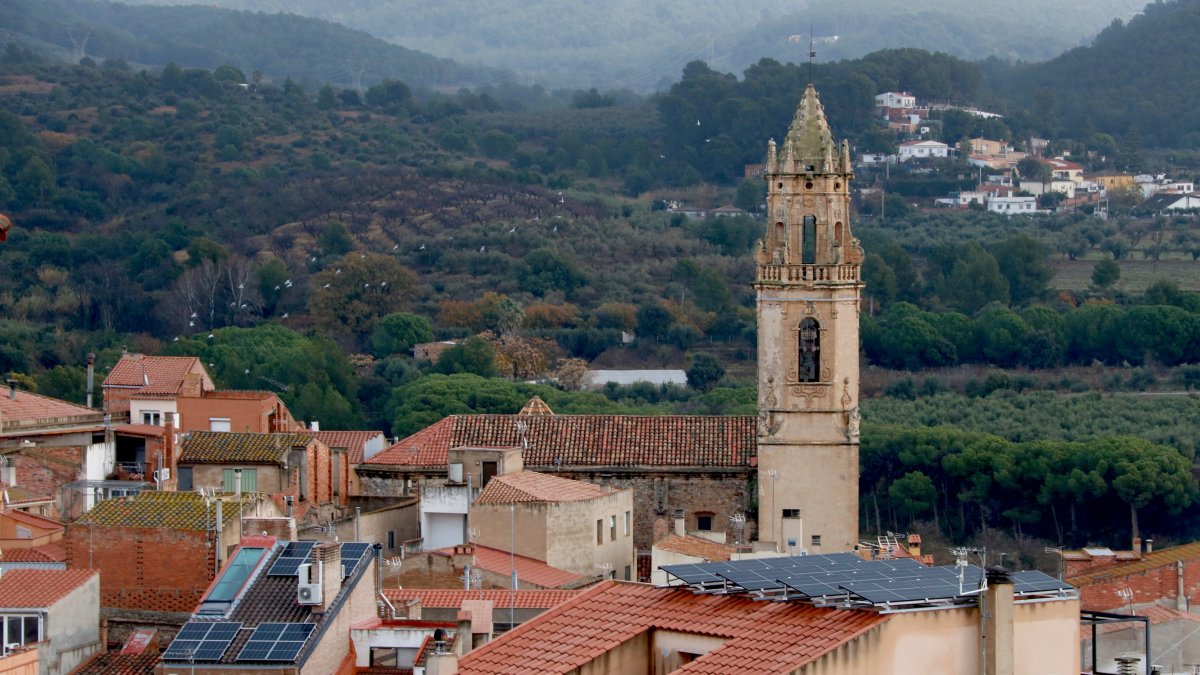Imagen de los tejados del casco antiguo de Maspujols, algunas con placas solares.