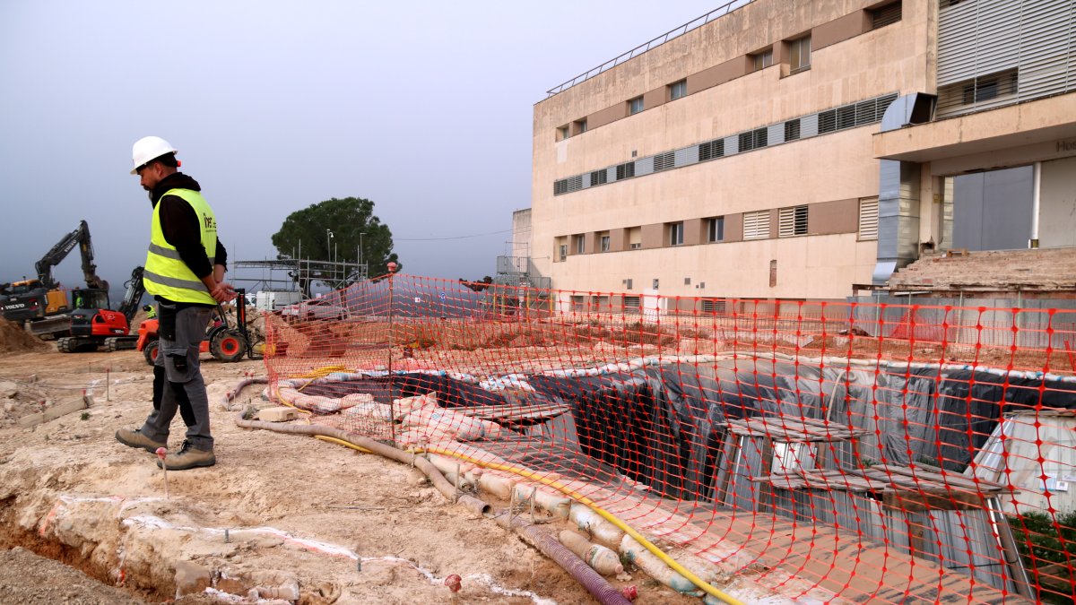 Un trabajador de la empresa IBERO en la reanudación de las obras de ampliación del HUTVC