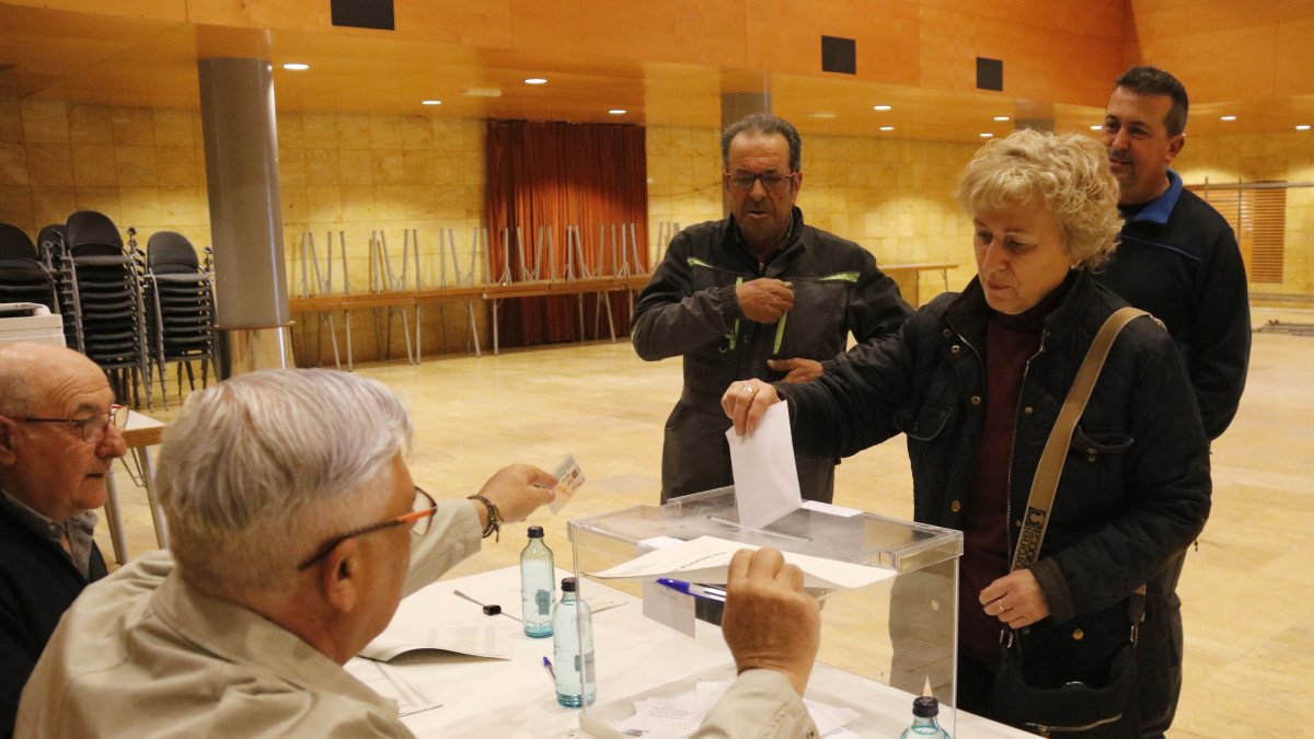 Una agricultora votant a les eleccions agràries a Alcarràs