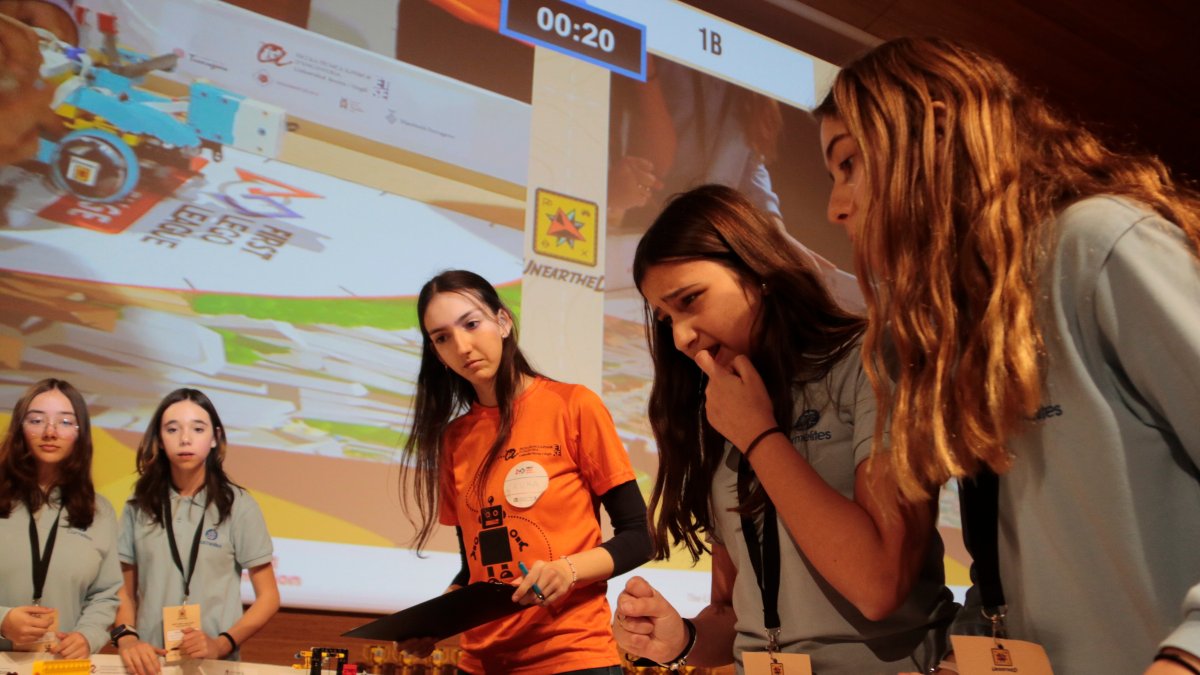 Dues noies observen el seu robot durant la 15a edició de la First Lego League a Reus