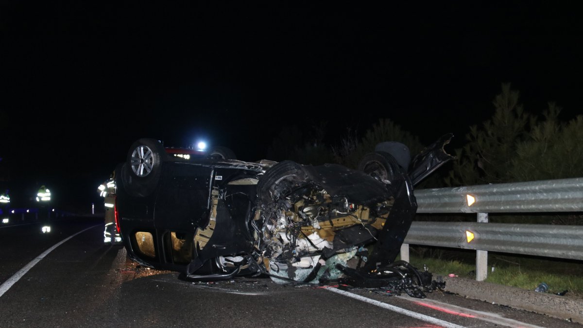 Imatge d'arxiu d'un cotxe implicat en un accident de trànsit a la C-14 a Artesa de Segre
