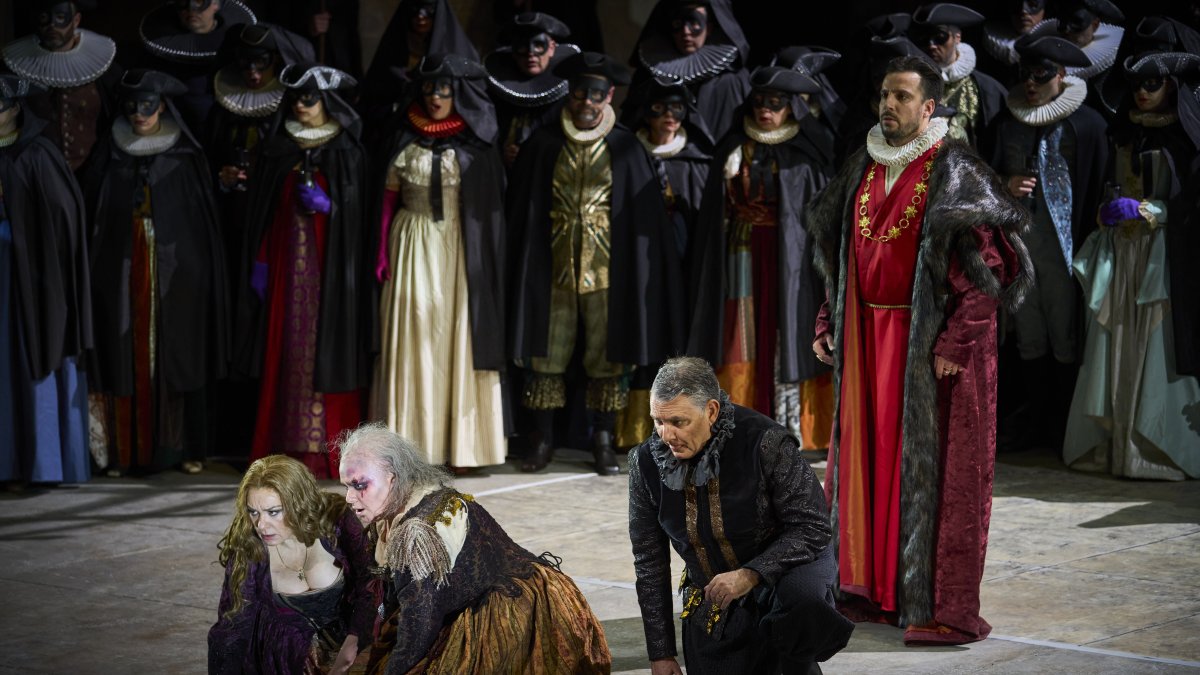 La Gioconda (E. Semenchuk), la Cieca (V. Urmana), Barnaba (À. Òdena) i Alvise (A. Köpeczi), amb el Cor del Liceu.