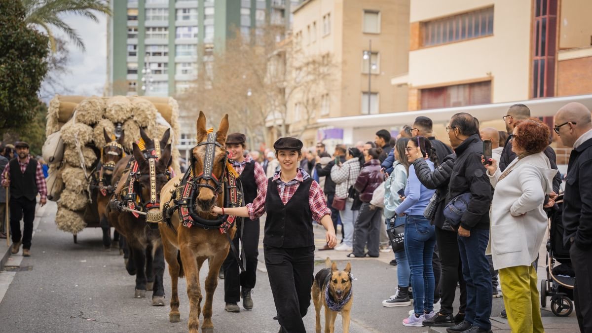 La comitiva dels Tres Tombs va ser seguida per centenars de persones al llarg de tot el recorregut.
