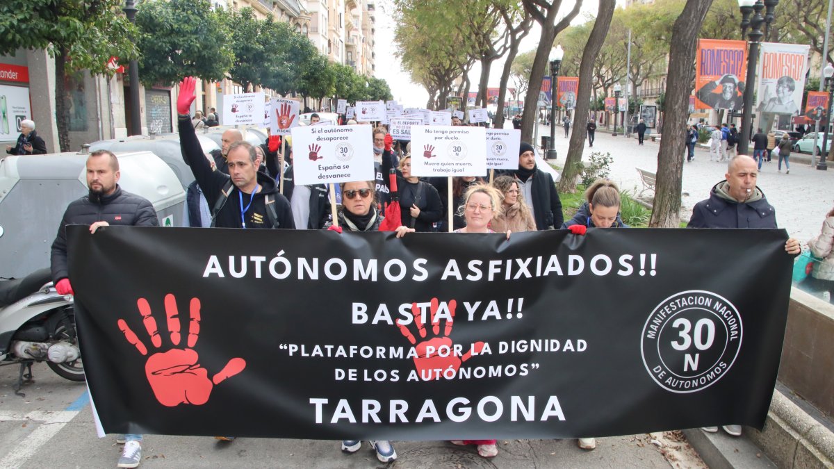 Imagen de la manifestación de la Plataforma per la Dignitat dels Autònoms en Tarragona, este lunes.