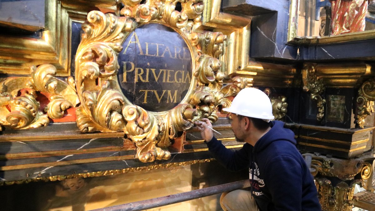 El restaurador Voravit Roonthiva trabajando en el retablo de la Mare de Déu del Carme de la Catedral de Tortosa