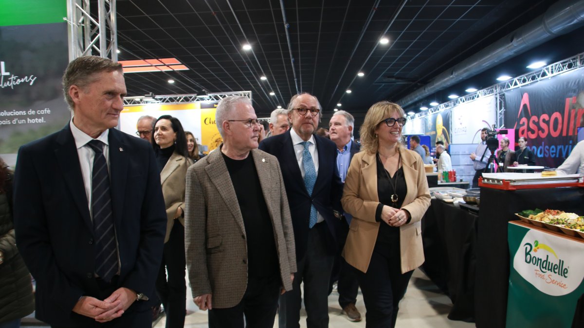 La presidenta de la FEHT, Berta Cabré, el presidente de la CONFECAT, Santiago García-Nieto, el alcalde de Salou, Pere Granados, y el concejal de Promoción Económica de Reus, Josep Baiges, en la inauguración de TurisMarket.