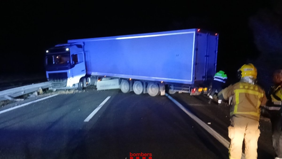 Imagen del camión accidentado en l'Ametlla de Mar.