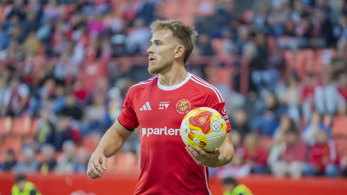 El lateral dret del Nàstic de Tarragona, Sergio Santos durant un partit d'aquesta temporada al Nou Estadi.