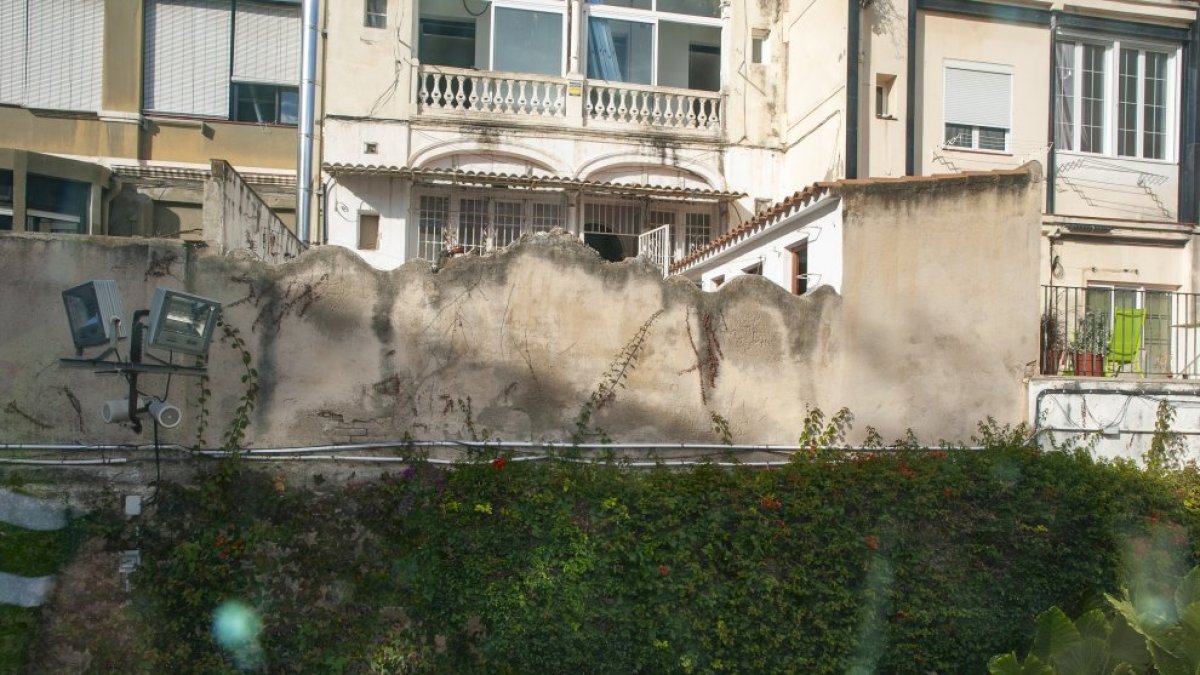 Imatge dels baixos i el primer pis adquirits del número 8 del carrer Méndez Núñez, des del pati del Teatre Metropol.