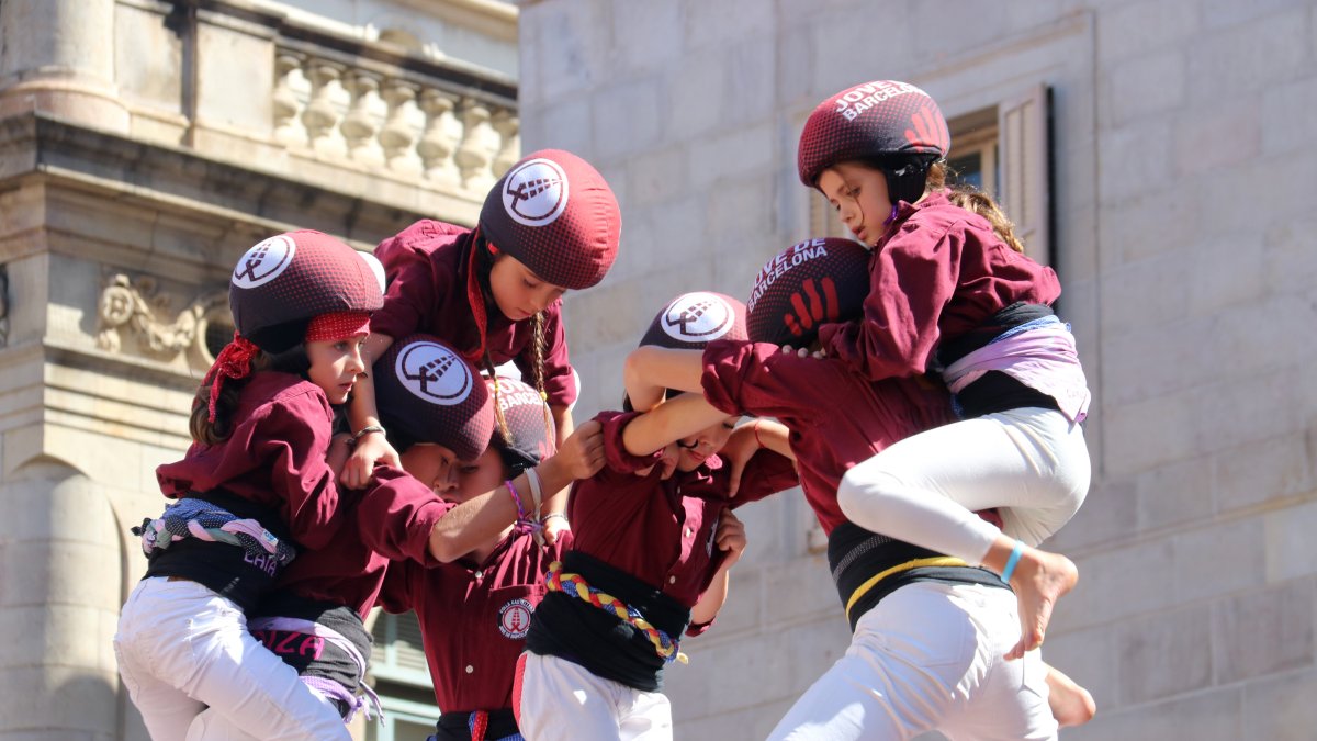 Pom de dalt de la Colla Jove de Barcelona a la diada de colles locals de la Mercè.