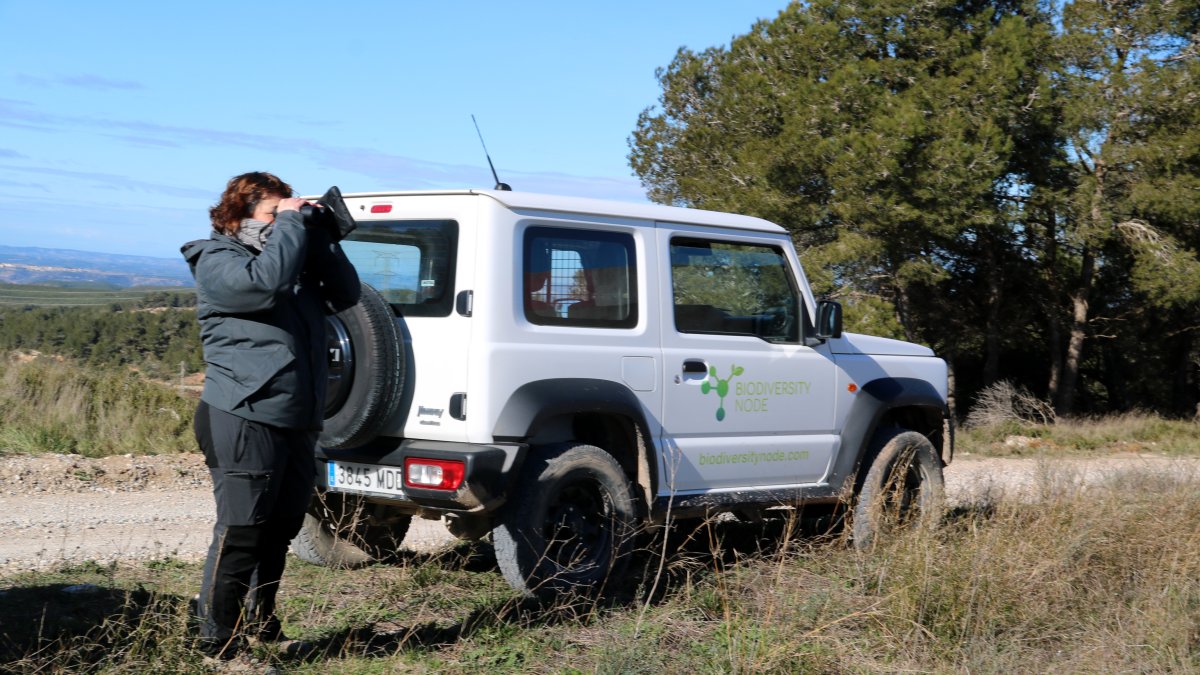 La técnica Esther Charles haciendo una de las rutas de observación de aves en 4x4