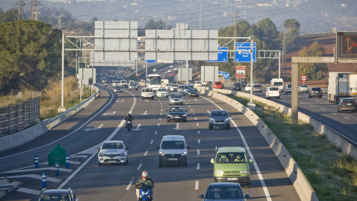 Imagen de archivo de coches en una autopista