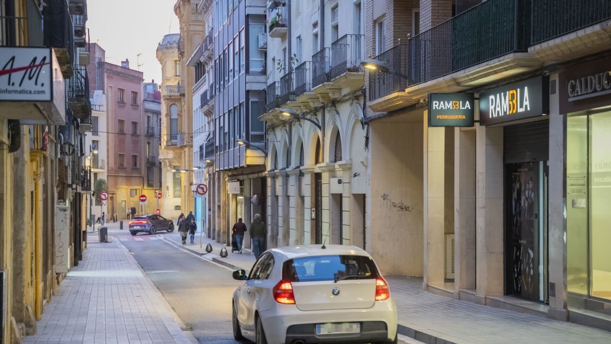 Un cotxe passant pel carrer del Roser en direcció a la plaça de Catalunya. A partir del 26 de març, el sentit de circulació serà el contrari.