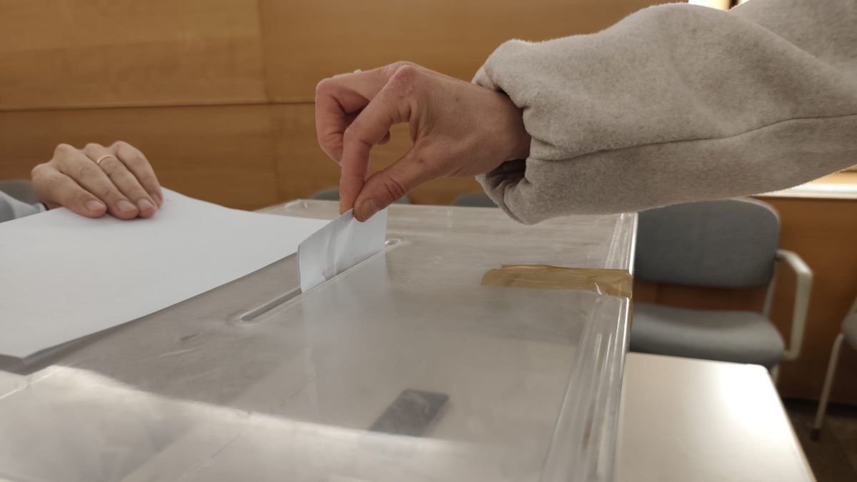 Una treballadora exercint el seu dret a vot en la votació convocada per CCOO i CGT.