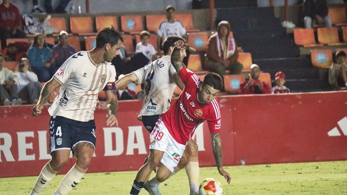 Juanda Fuentes en una acció del partit de la primera volta contra l’Eldense.