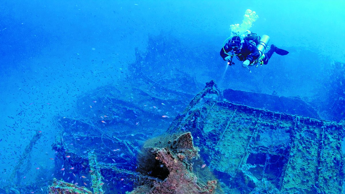 Les restes del vaixell Cavour.