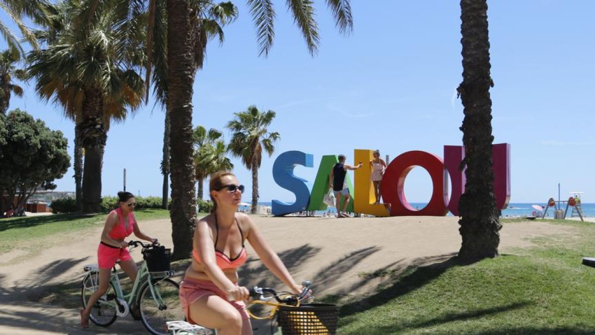 Imagen de dos turistas en bicicleta en Salou