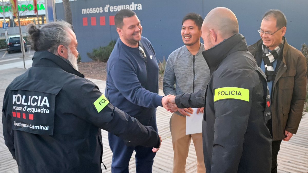 La família de la dona coreana, que va aparéixer a l’AP-7 a Altafulla, agraïnt la tasca dels investigadors