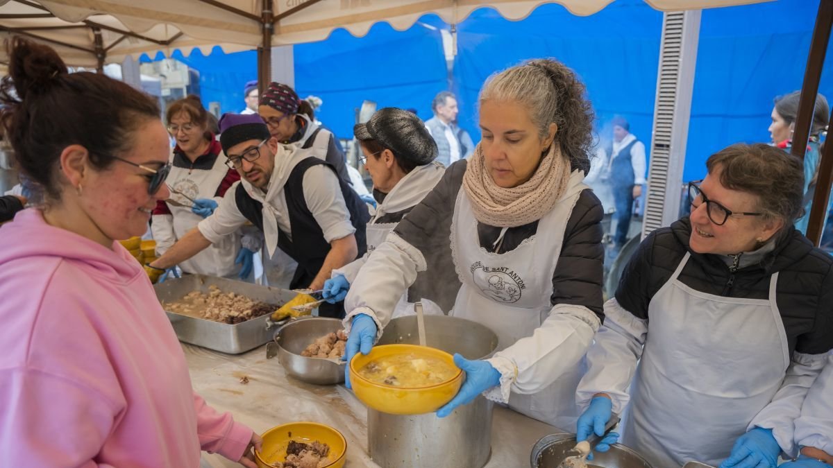 Molts assistents van provar la recepta de l'escudella andorrana per primer cop.  Durant el servei, desenes de persones van cuinar i repartir racions.