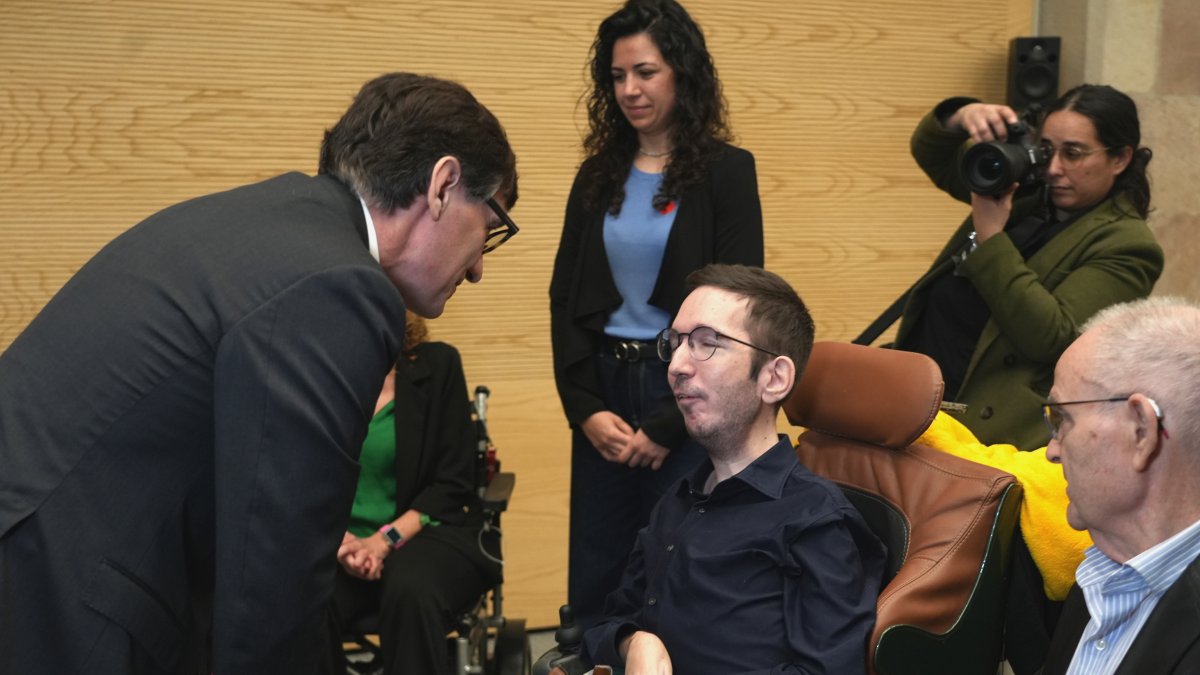 El president de la Generalitat, Salvador Illa, amb membres d'entitats d'afectats per l'ELA.