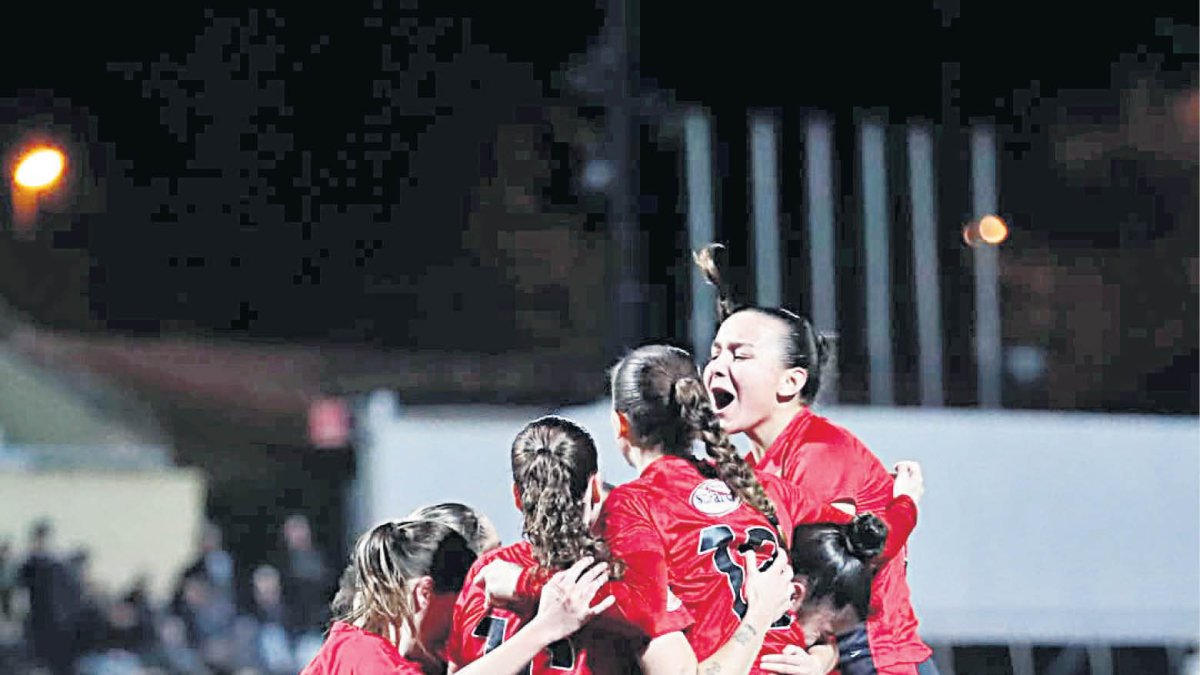 Fotografia d'arxiu del primer equip femení de la Fundació Futbol Base Reus.