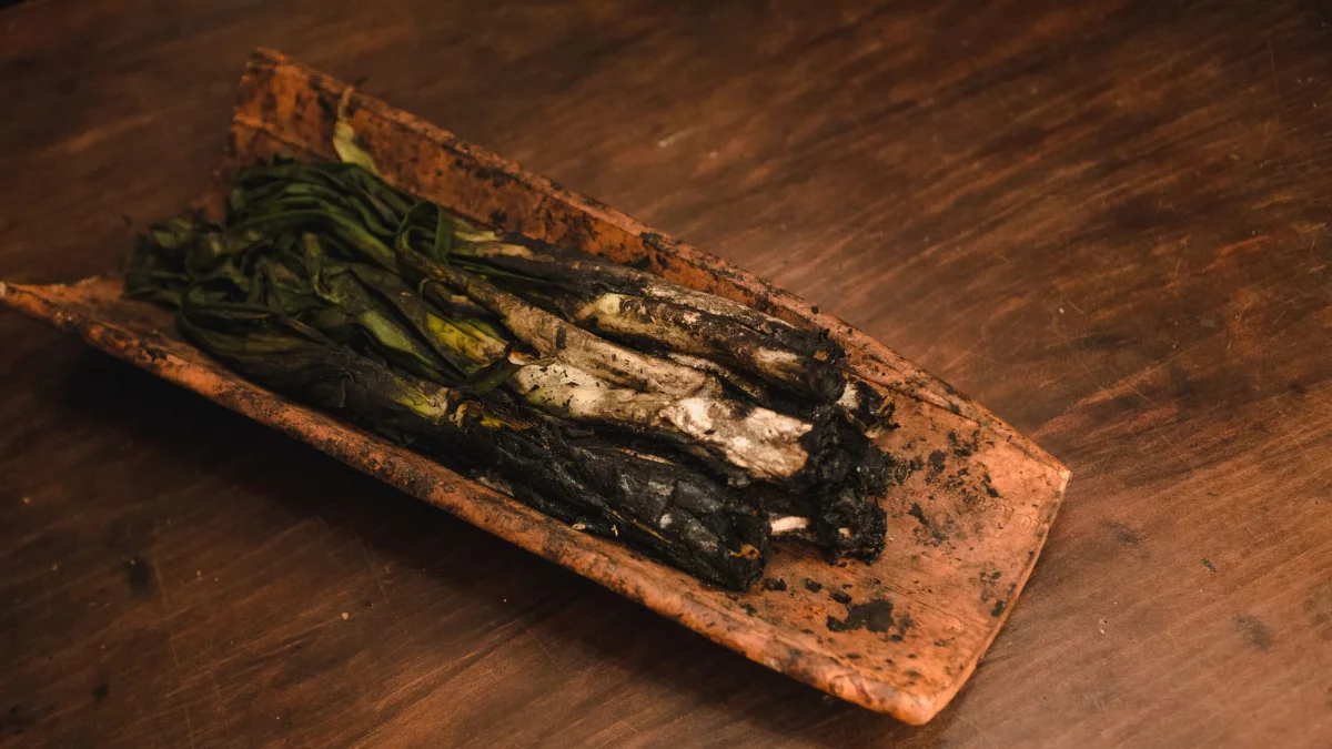 Els calçots de Cal Ganxo se serveixen en una teula.