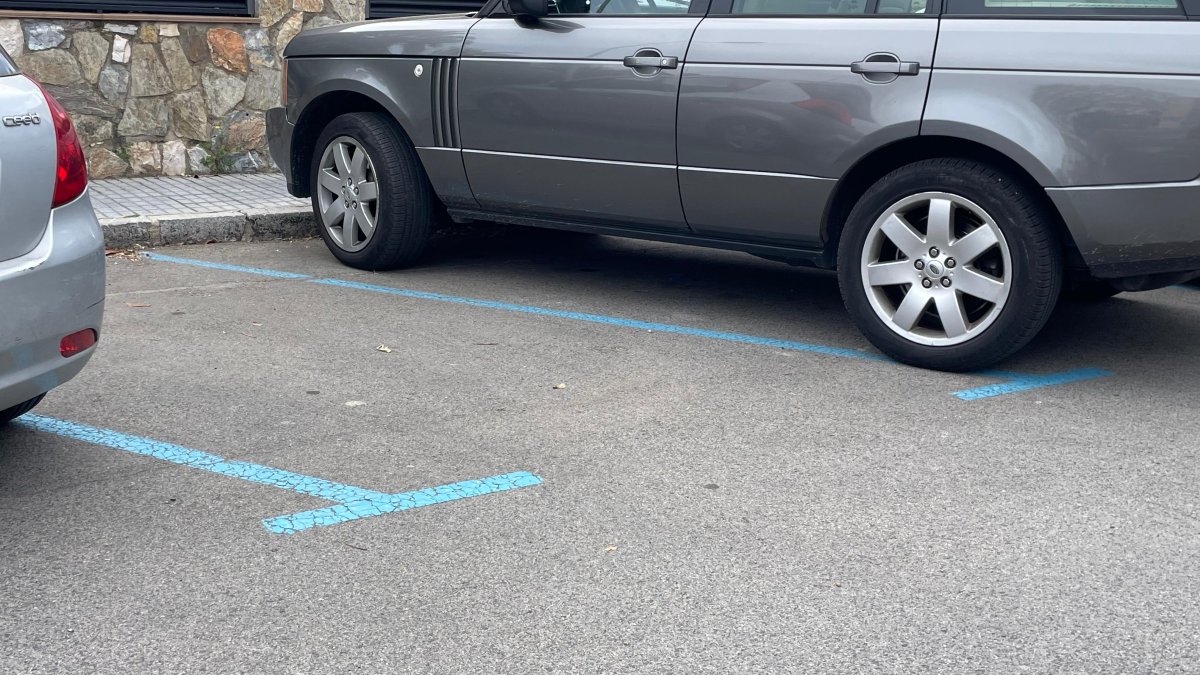 Imagen de archivo de un coche en la zona azul de Salou